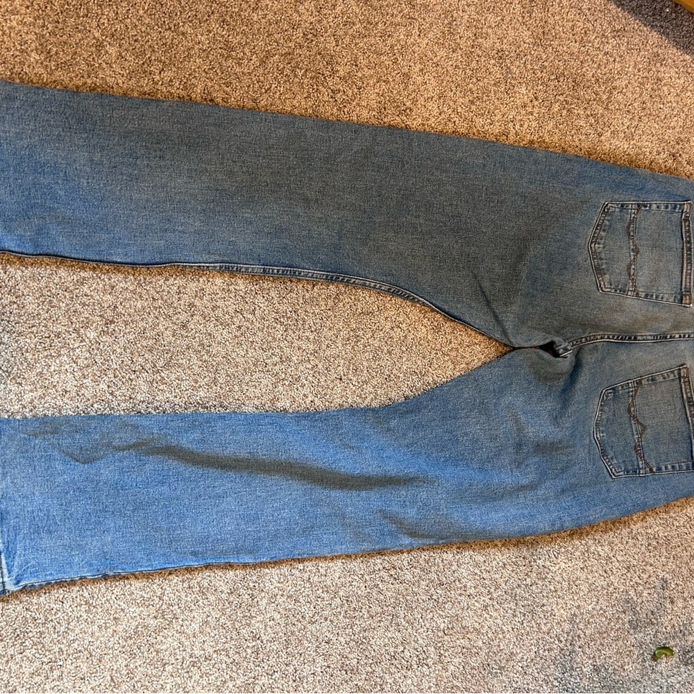 Wrangler Slim Straight Medium Wash Jeans. 36 x 32. Classic denim. - Picture 8 of 14